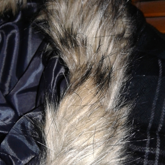 🆓️Add-on Versatile Vest with Faux-Fur Bonnet - Picture 2 of 12